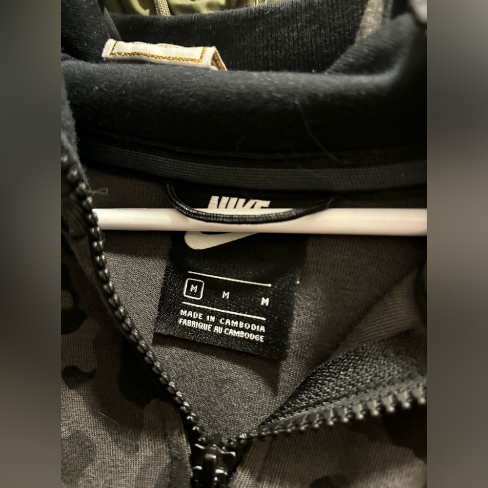 Nike black camouflage tech fleece (no zip up on the arm) Size M Men - Picture 8 of 8